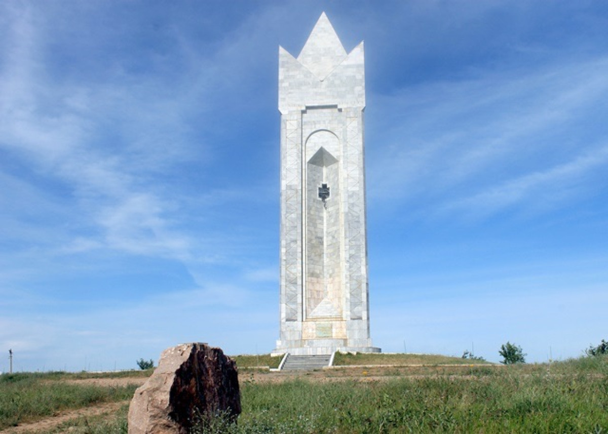 Ордабасы тауындағы «Бірлік» монументі