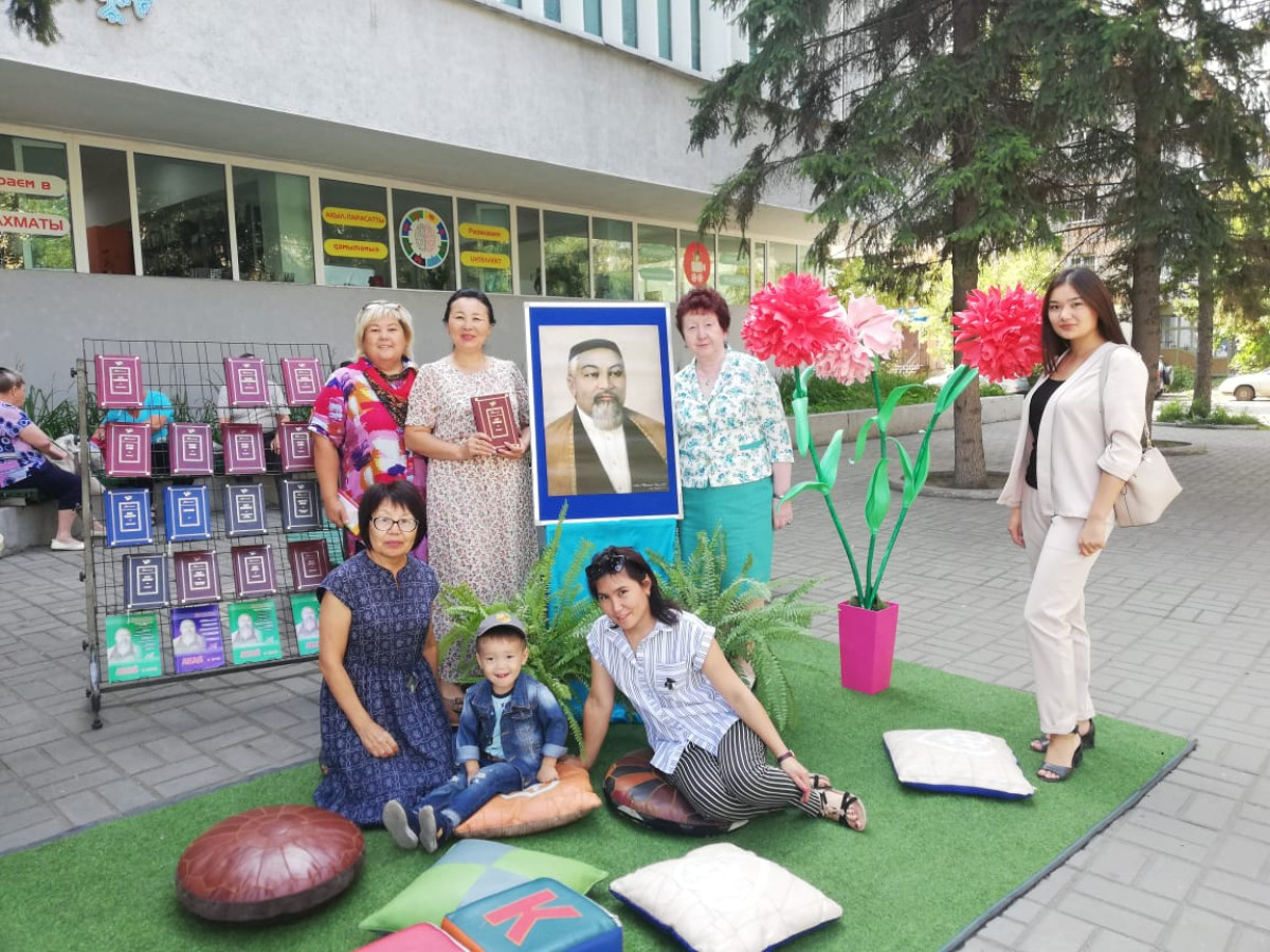 В Усть-Каменогорске 174-летие Абая Кунанбаева отметили большой книжной выставкой