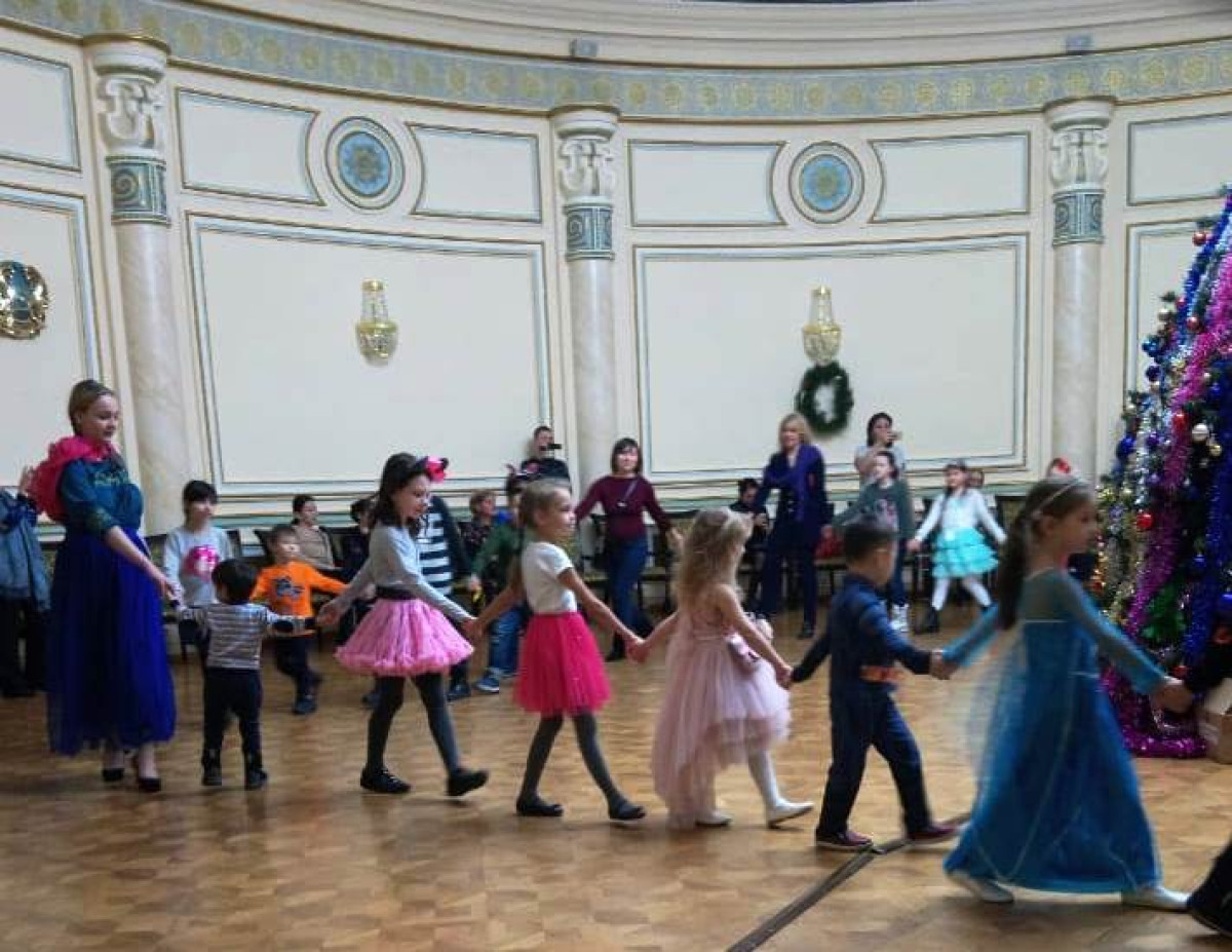 АНК Алматы новогодними праздниками охватила более 200 детей