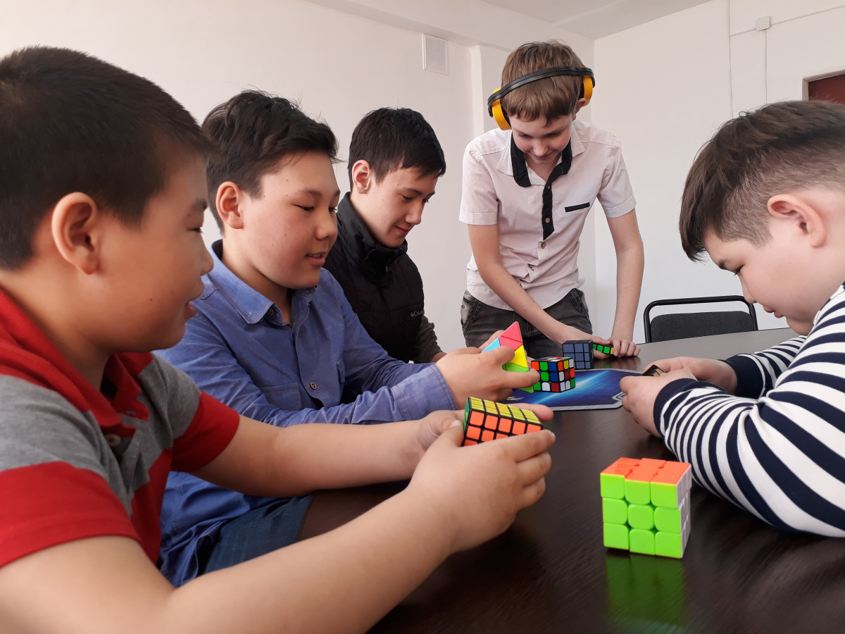 В школах Экибастуза начнут обучать сборке кубика Рубика