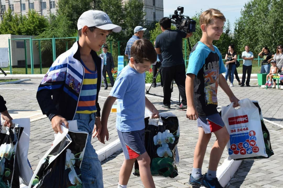 Казахстанцы готовят чужих детей в школу: в стране началась акция «Дорога в школу»