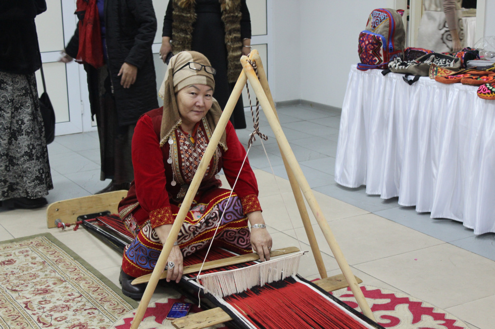 В Алматы отечественные ремесленники провели мастер-классы по изготовлению предметов быта