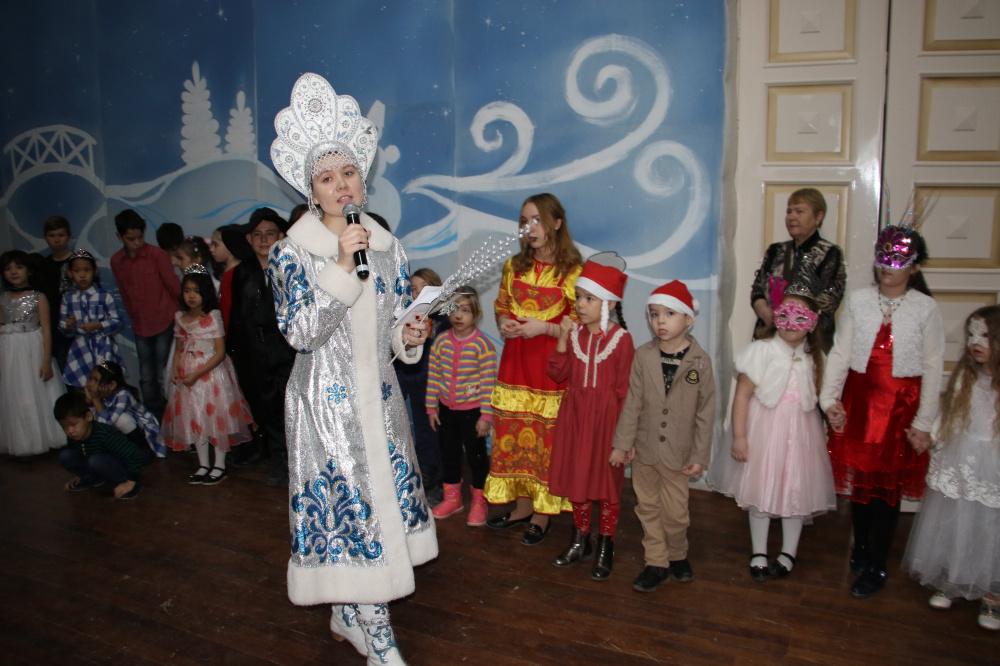 В Кызылорде 800 детей получили подарки от Деда мороза