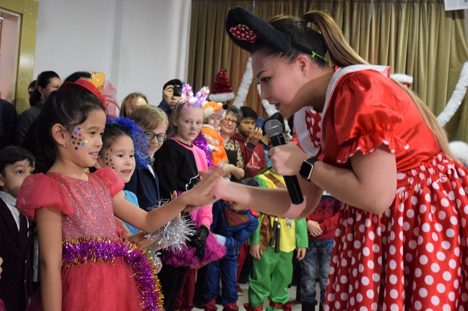 Около 100 детей приняли участие в благотворительной елке АНК