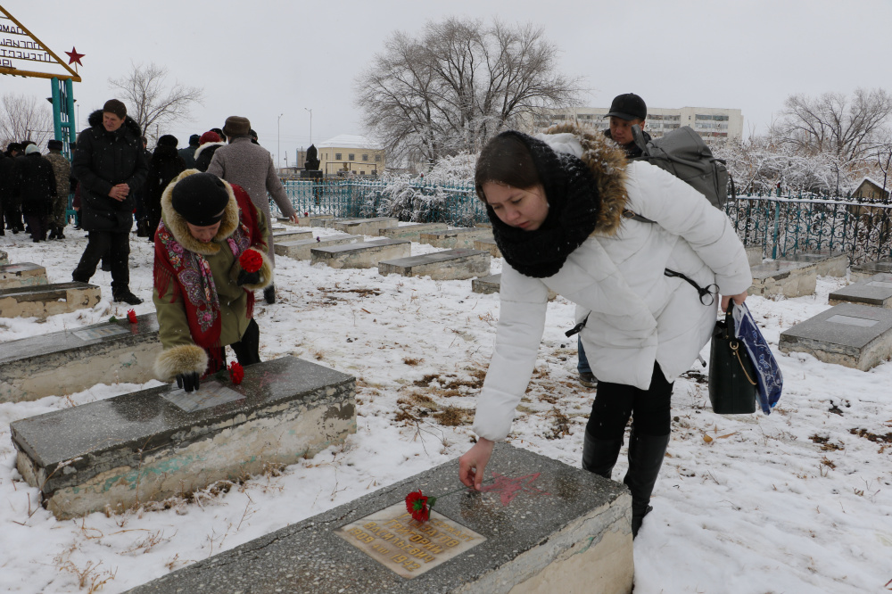 В Кызылорде на братской могиле советских воинов прошел митинг