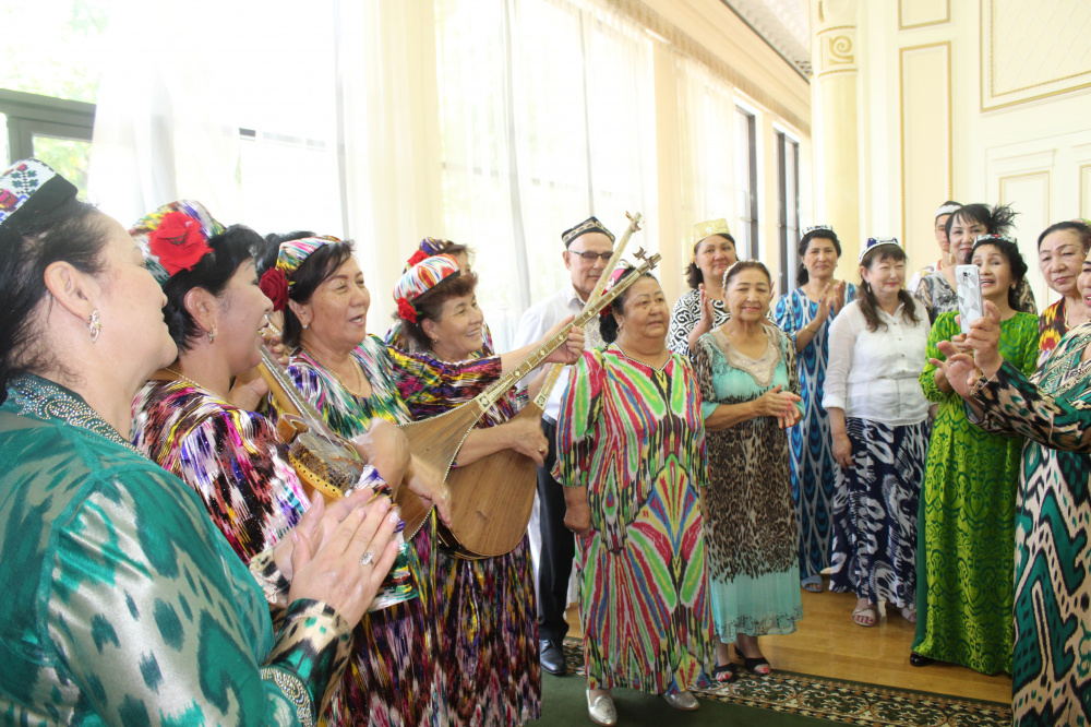   ﻿Ж. Туймебаев в Алматы встретился с участниками эстафеты #Абай175 и посетил выставку уйгурской культуры