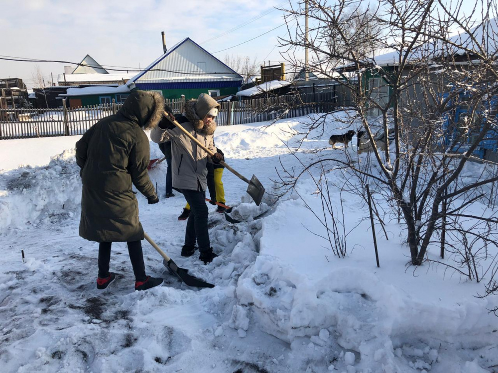 Волонтеры АНК Карагандинской и Северо-Казахстанской областей присоединились к массовой акции по уборке снега