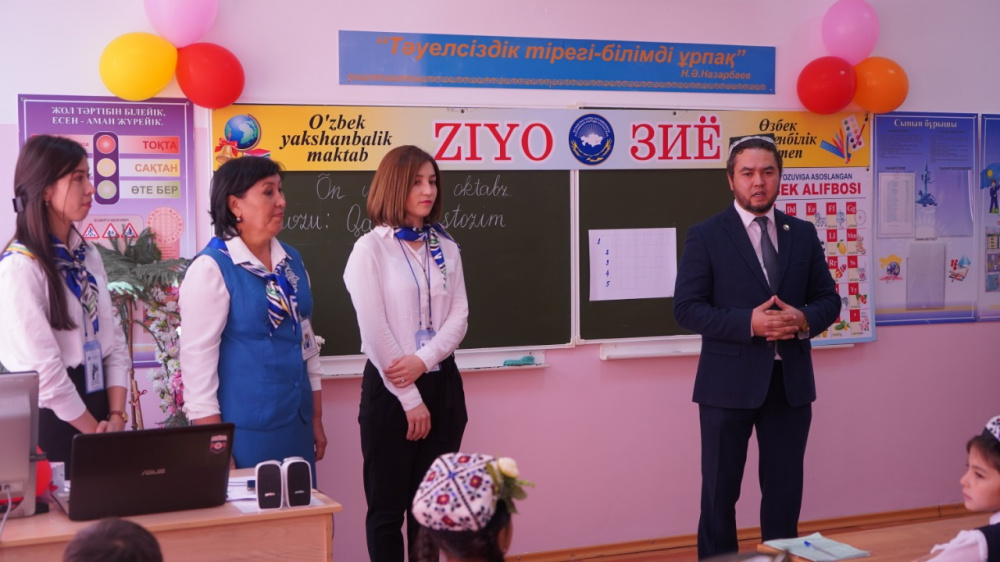 Посол Узбекистана подарил столичной воскресной школе книги и музыкальные инструменты