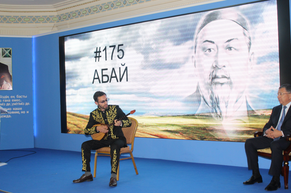   ﻿Ж. Туймебаев в Алматы встретился с участниками эстафеты #Абай175 и посетил выставку уйгурской культуры