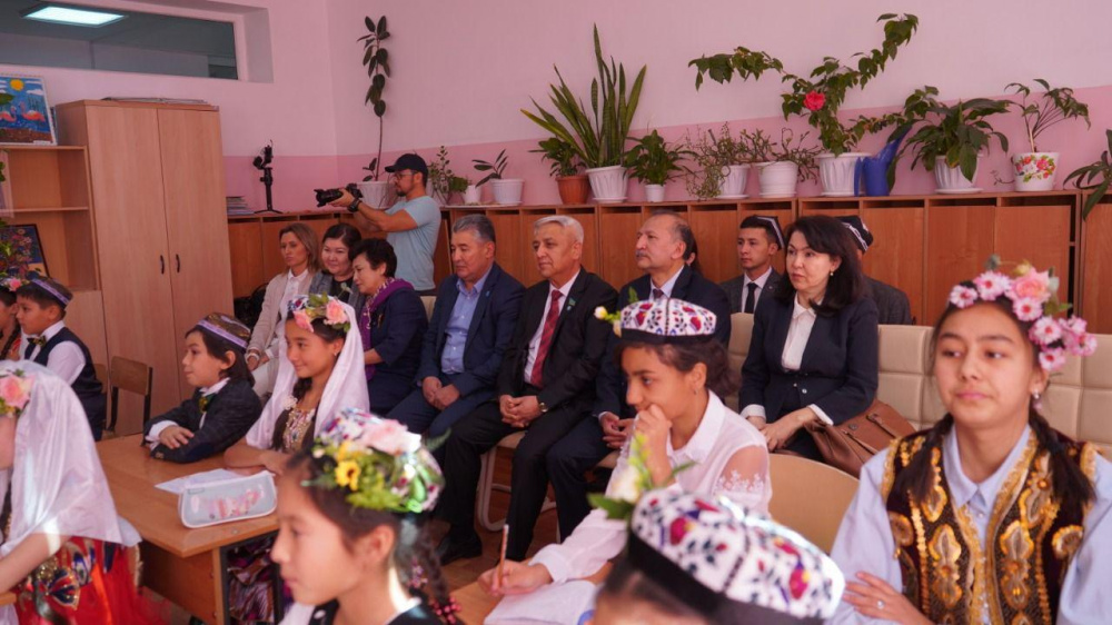 Посол Узбекистана подарил столичной воскресной школе книги и музыкальные инструменты