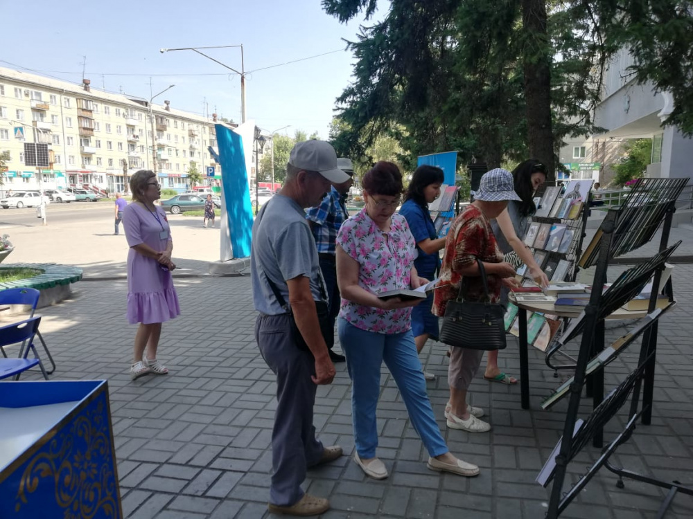 В Усть-Каменогорске 174-летие Абая Кунанбаева отметили большой книжной выставкой